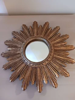 Miroir soleil vintage , en bois doré .