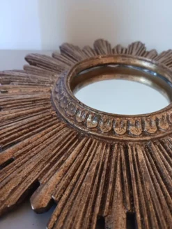 Miroir soleil vintage , en bois doré .