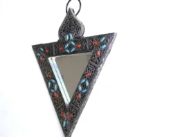 Miroir triangulaire en métal argenté et perles, années 80