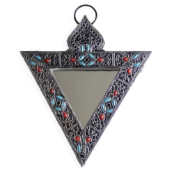 Miroir triangulaire en métal argenté et perles, années 80