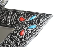 Miroir triangulaire en métal argenté et perles, années 80