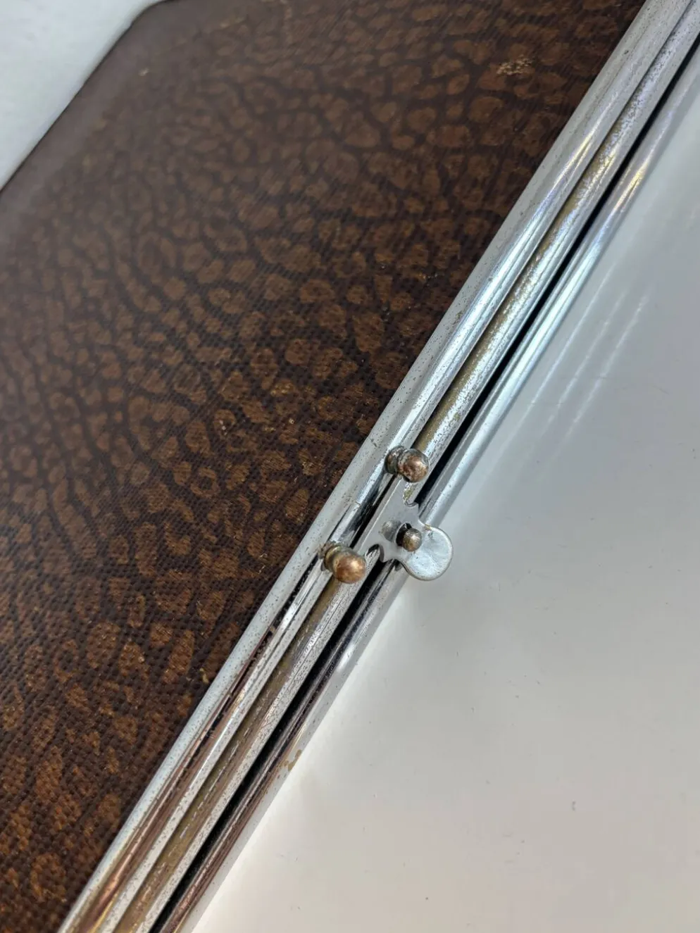 Miroir triptyque de barbier chromé, biseauté et simili imitant le serpent, 1940