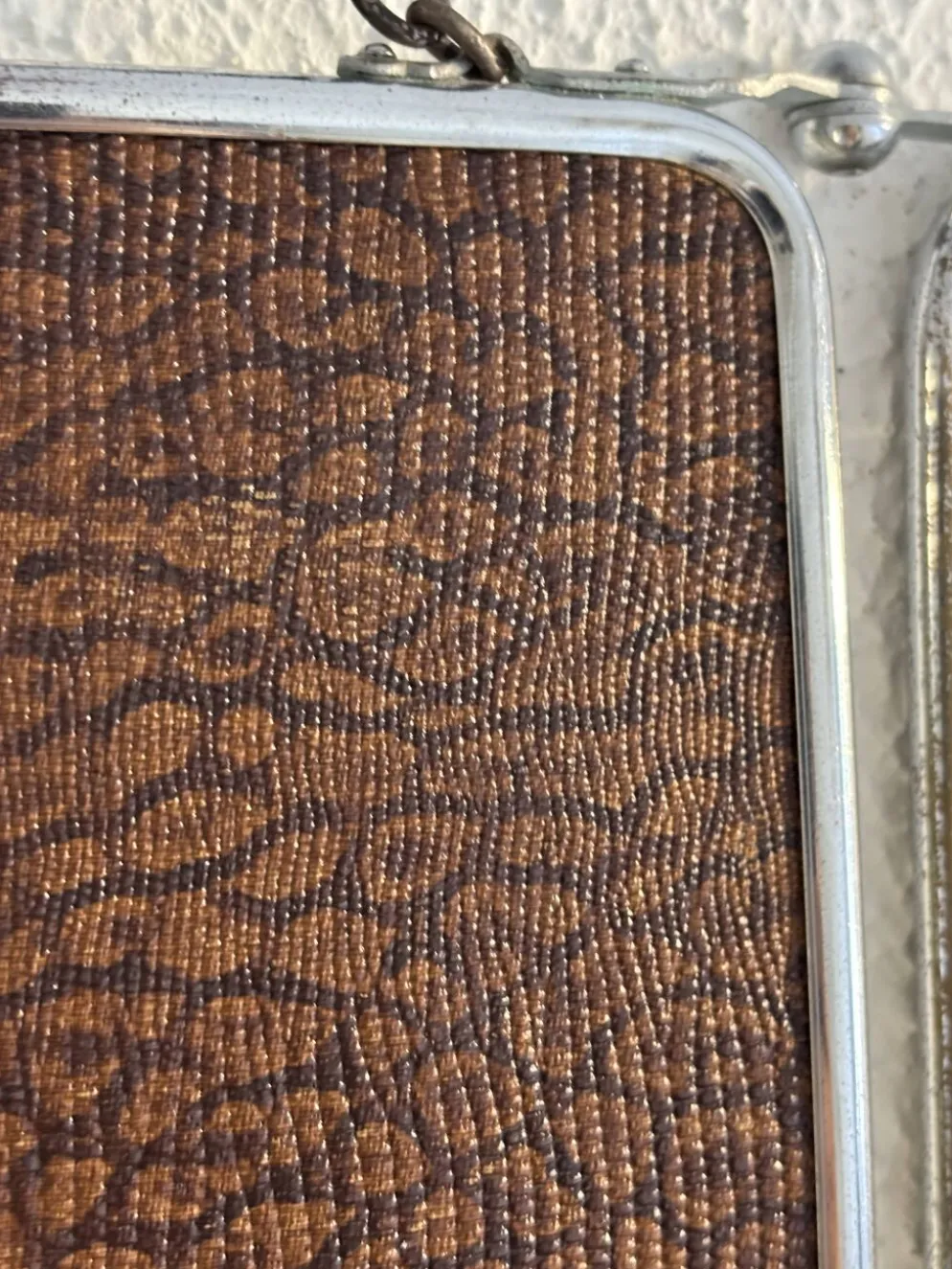 Miroir triptyque de barbier chromé, biseauté et simili imitant le serpent, 1940