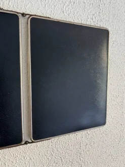 Miroir triptyque de barbier en simili cuir bleu, 1950
