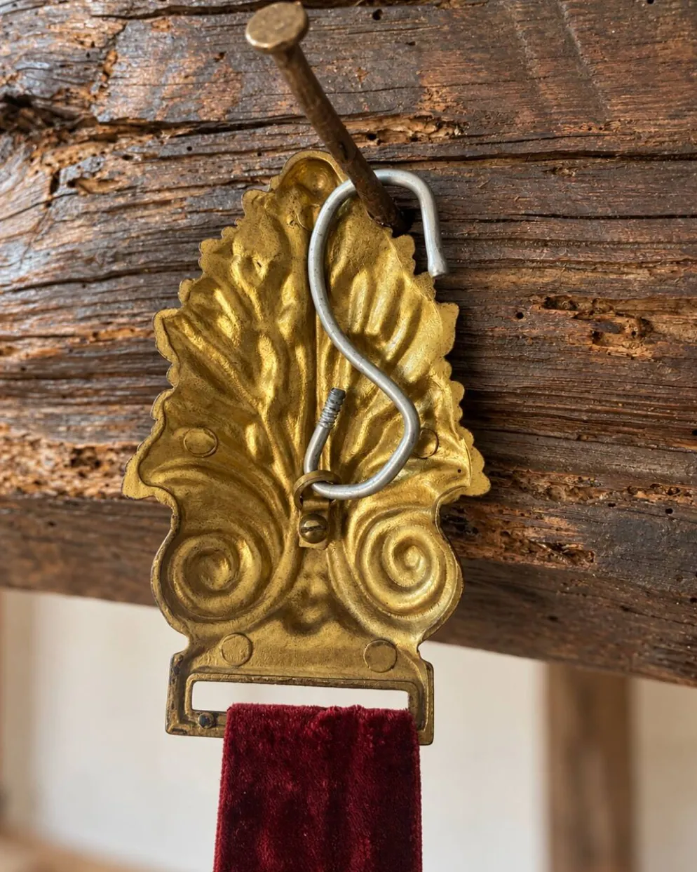 Miroir vintage en métal doré et velours bordeaux