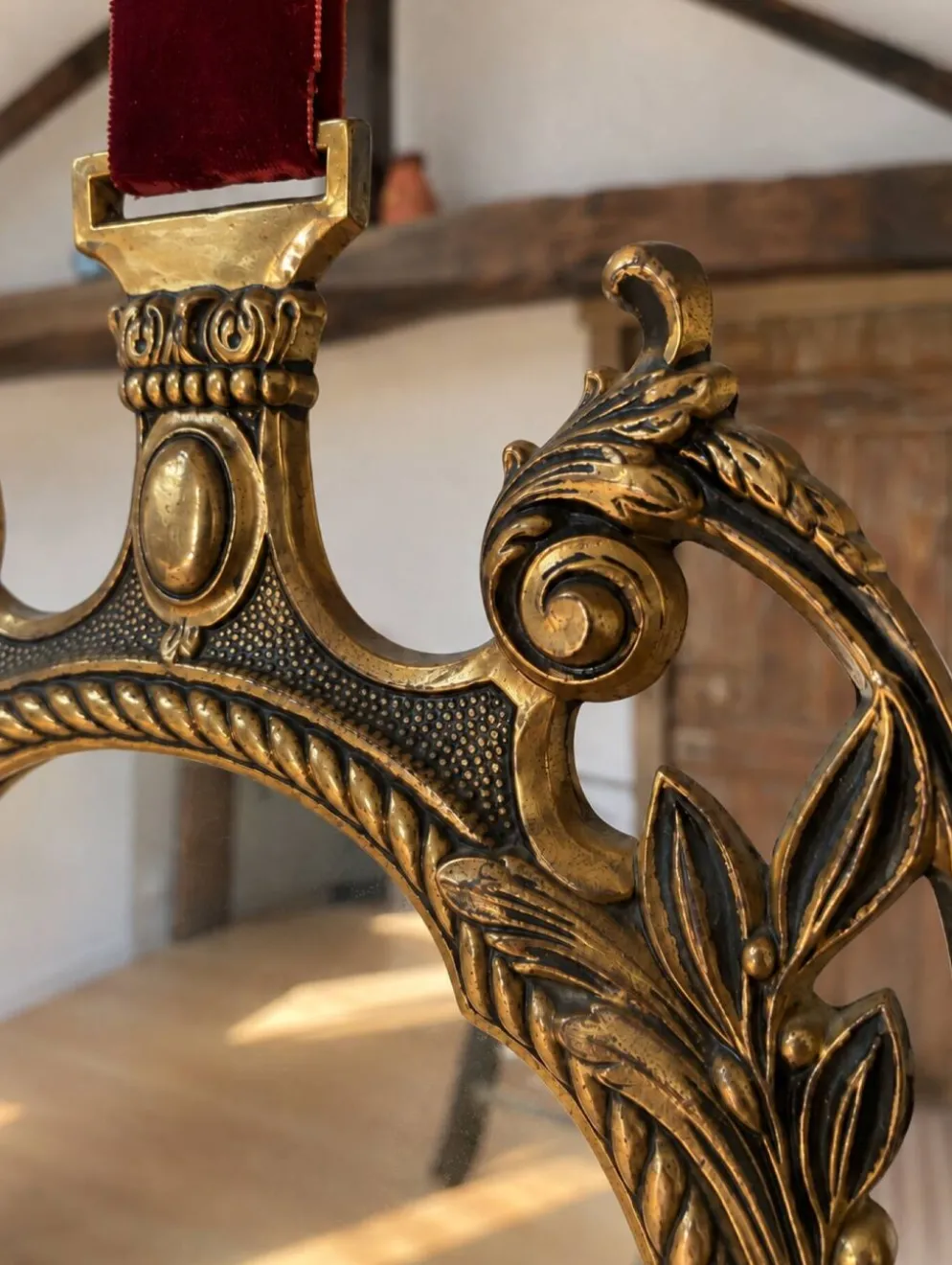 Miroir vintage en métal doré et velours bordeaux