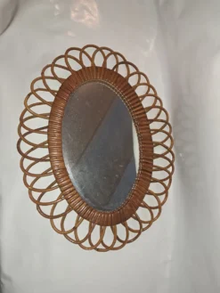 Miroir vintage en rotin. Année 1970.