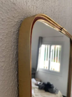 Miroir vintage 1960 rétroviseur asymétrique forme libre doré rouge - 71 x 3