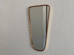 Miroir vintage 1960 rétroviseur asymétrique forme libre doré rouge - 71 x 3