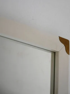 Miroir vintage scandinave blanc avec angles en laiton