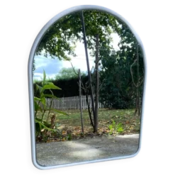 Miroir vintage Space Age / 70s cadre tubulaire blanc arrondi — 71 x 55