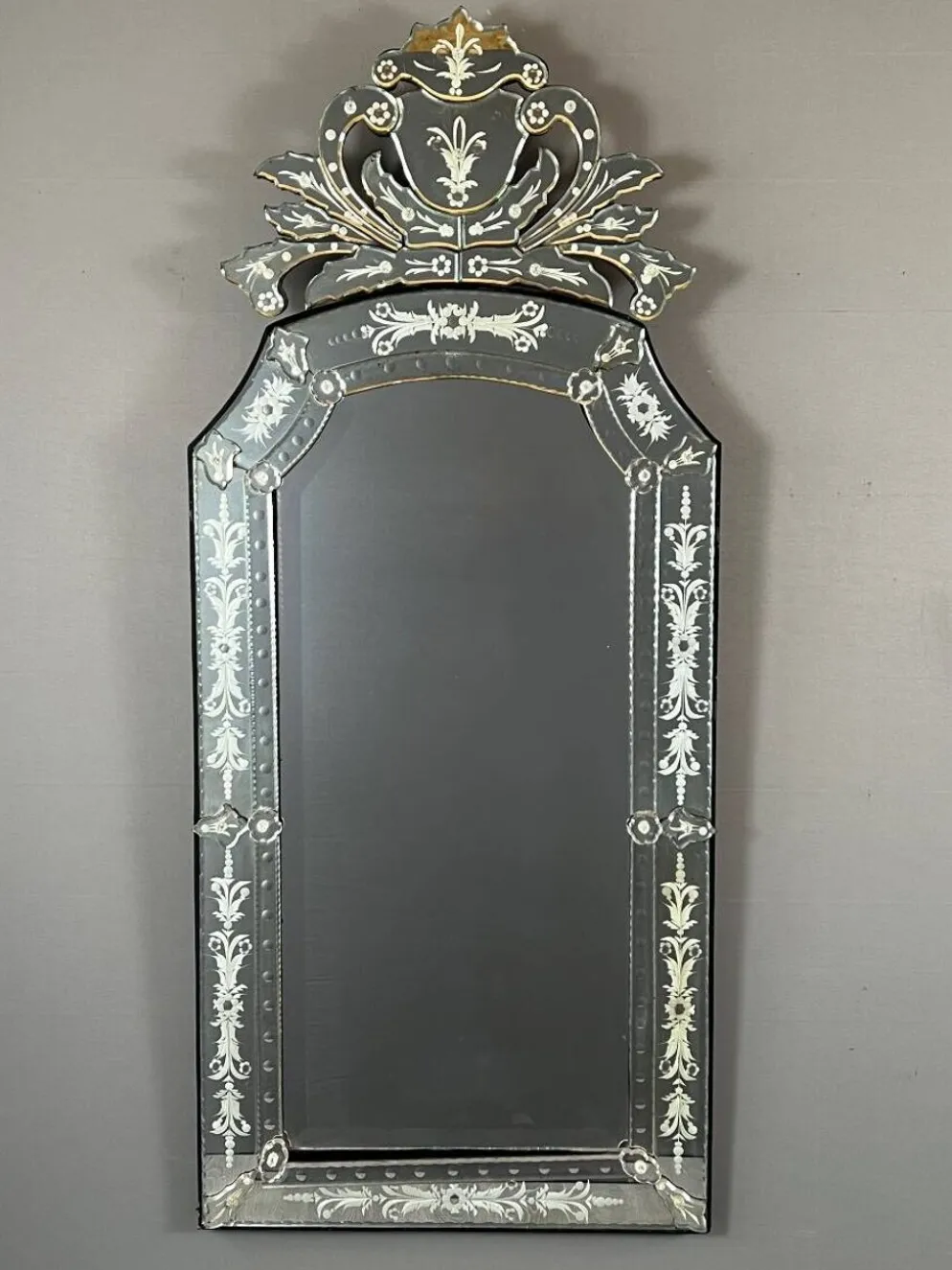 Miroir vénitien gravé à décor floral, XXe siècle