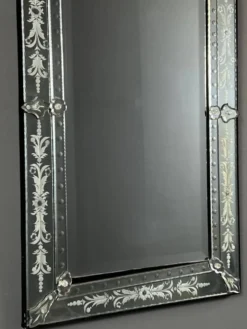 Miroir vénitien gravé à décor floral, XXe siècle