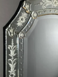 Miroir vénitien gravé à décor floral, XXe siècle