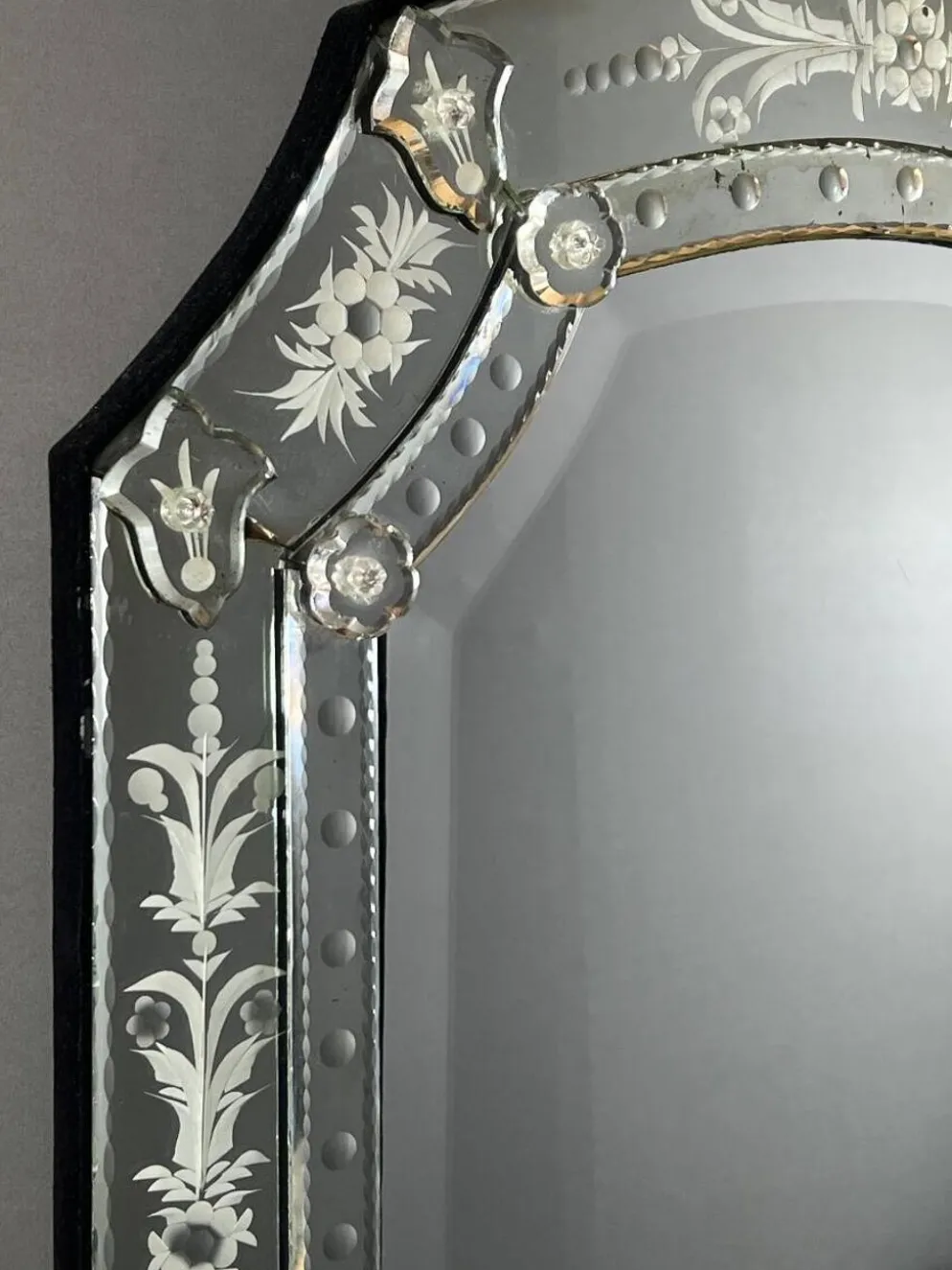 Miroir vénitien gravé à décor floral, XXe siècle