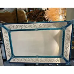 Miroir vénitien moderne et élégant avec cadre en verre de Murano sculpté à la main.