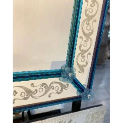 Miroir vénitien moderne et élégant avec cadre en verre de Murano sculpté à la main.