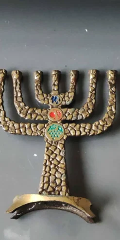 Ménorah/Chandelier à 7 bras de lumière. En laiton patiné vieil or/Décor 12 signes astrologiques. Gravé Jérusalem. Haut 14 cm
