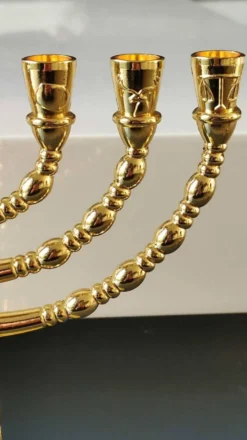 Ménorah/Chandelier Juif/Hébraïque à 7 bras de lumière. Gravé des symboles des 12 tribus d Israël/Inscription Holyland. En métal doré. Dim 20 x 16 cm