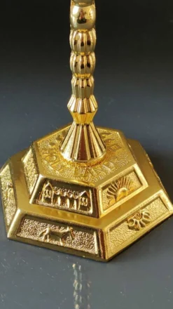 Ménorah/Chandelier Juif/Hébraïque à 7 bras de lumière. Gravé des symboles des 12 tribus d Israël/Inscription Holyland. En métal doré. Dim 20 x 16 cm