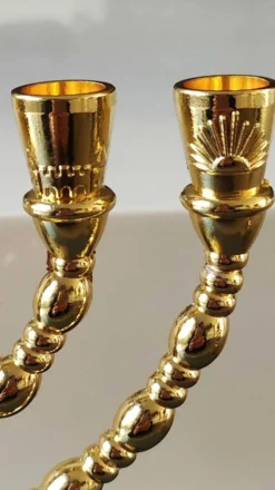 Ménorah/Chandelier Juif/Hébraïque à 7 bras de lumière. Gravé des symboles des 12 tribus d Israël/Inscription Holyland. En métal doré. Dim 20 x 16 cm