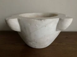 Mortier 19e néo classique en marbre blanc XXL