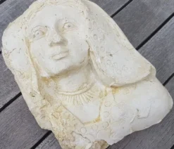 Moulage en platre visage vierge