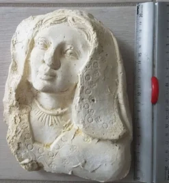 Moulage en platre visage vierge