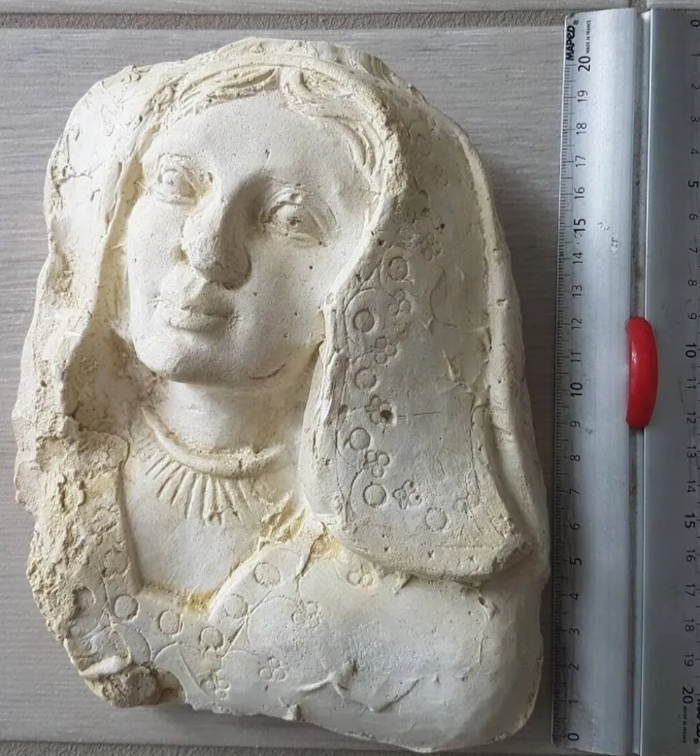 Moulage en platre visage vierge