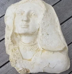 Moulage en platre visage vierge