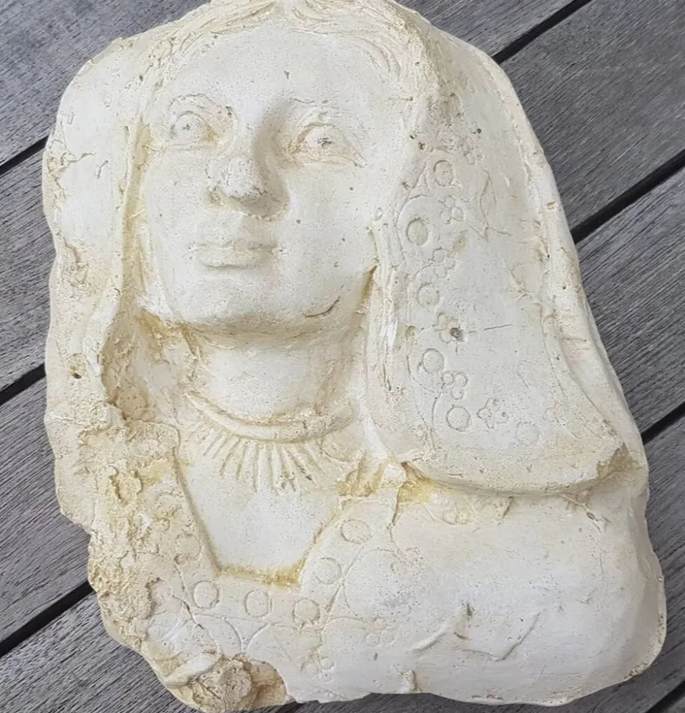 Moulage en platre visage vierge