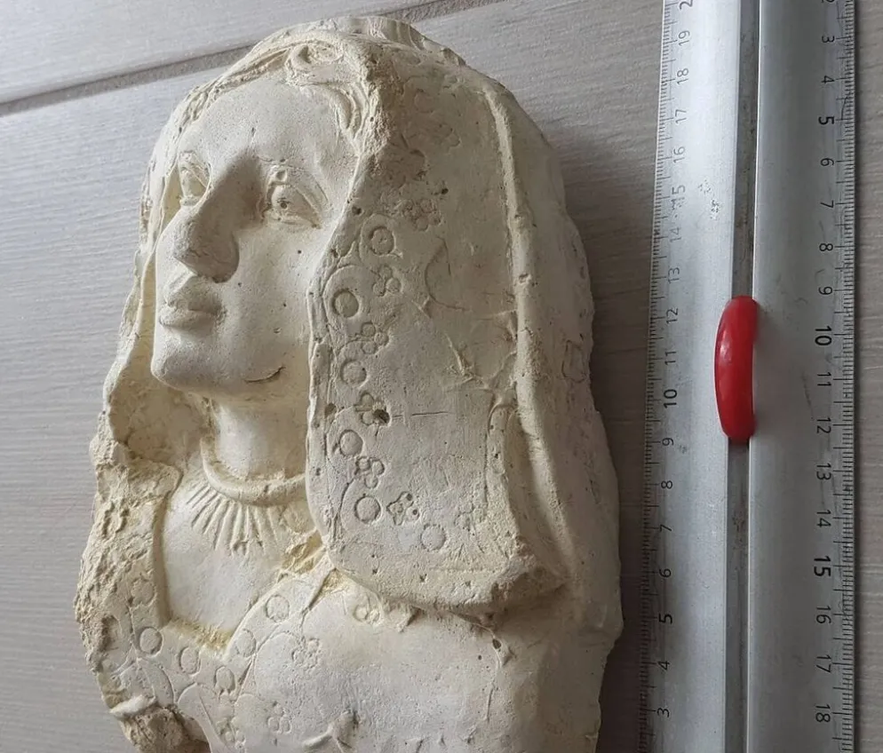 Moulage en platre visage vierge
