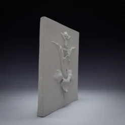 Mural en plâtre en bas-relief avec un motif de fleur de lys.