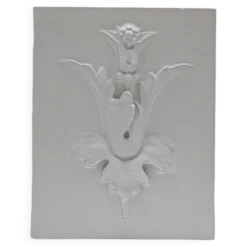 Mural en plâtre en bas-relief avec un motif de fleur de lys.
