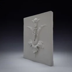 Mural en plâtre en bas-relief avec un motif de fleur de lys.