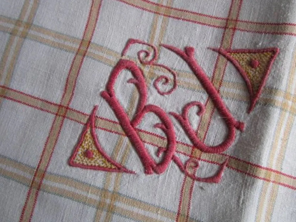 Nappe a carreaux ancienne monogrammée :165x165cm