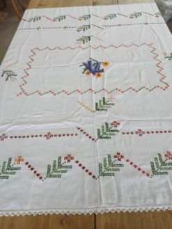 Nappe ancienne brodée