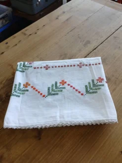 Nappe ancienne brodée