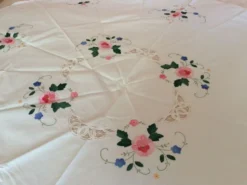 Nappe ancienne broderie et dentelle