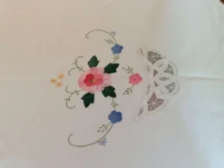 Nappe ancienne broderie et dentelle