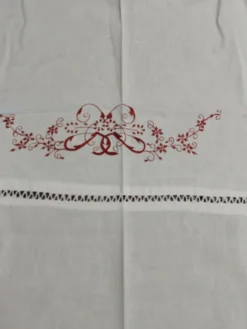 Nappe ancienne en coton blanc brodé rouge