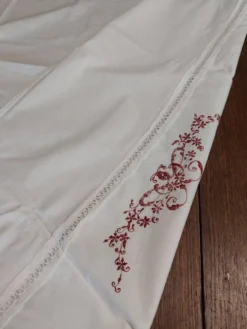 Nappe ancienne en coton blanc brodé rouge