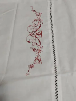 Nappe ancienne en coton blanc brodé rouge