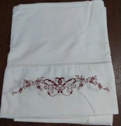 Nappe ancienne en coton blanc brodé rouge