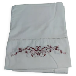 Nappe ancienne en coton blanc brodé rouge