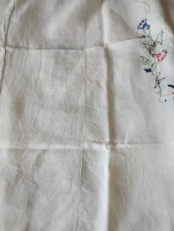 Nappe ancienne en lin brodée de fleurs