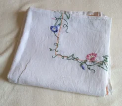 Nappe ancienne en lin brodée de fleurs