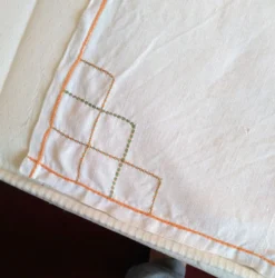 Nappe ancienne en lin brodée de fleurs