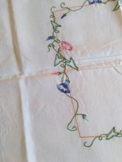 Nappe ancienne en lin brodée de fleurs