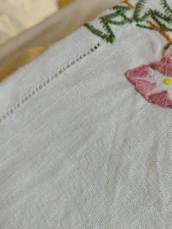 Nappe ancienne en lin brodée de fleurs
